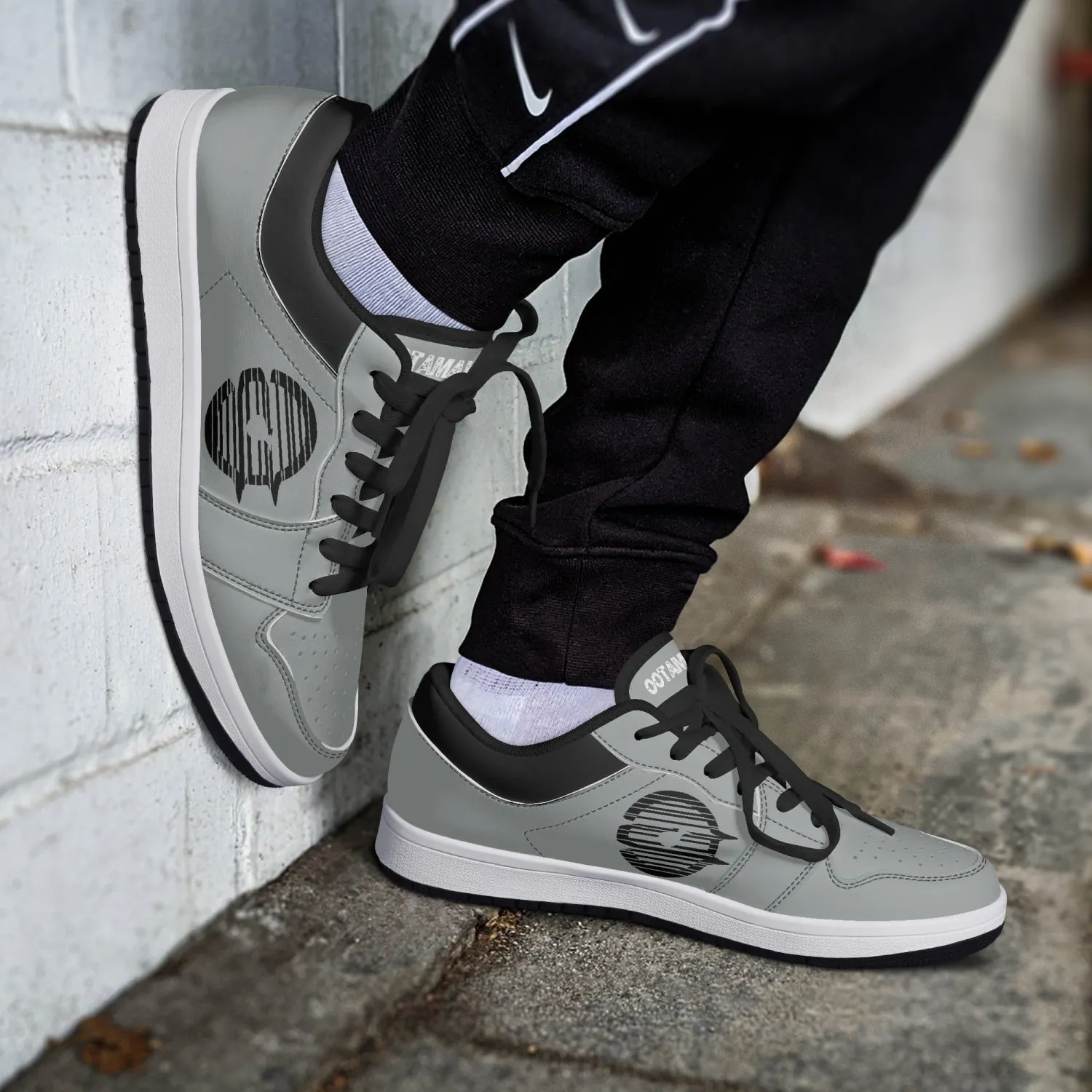 Low-Top Leather Sneakers - Grey/Black